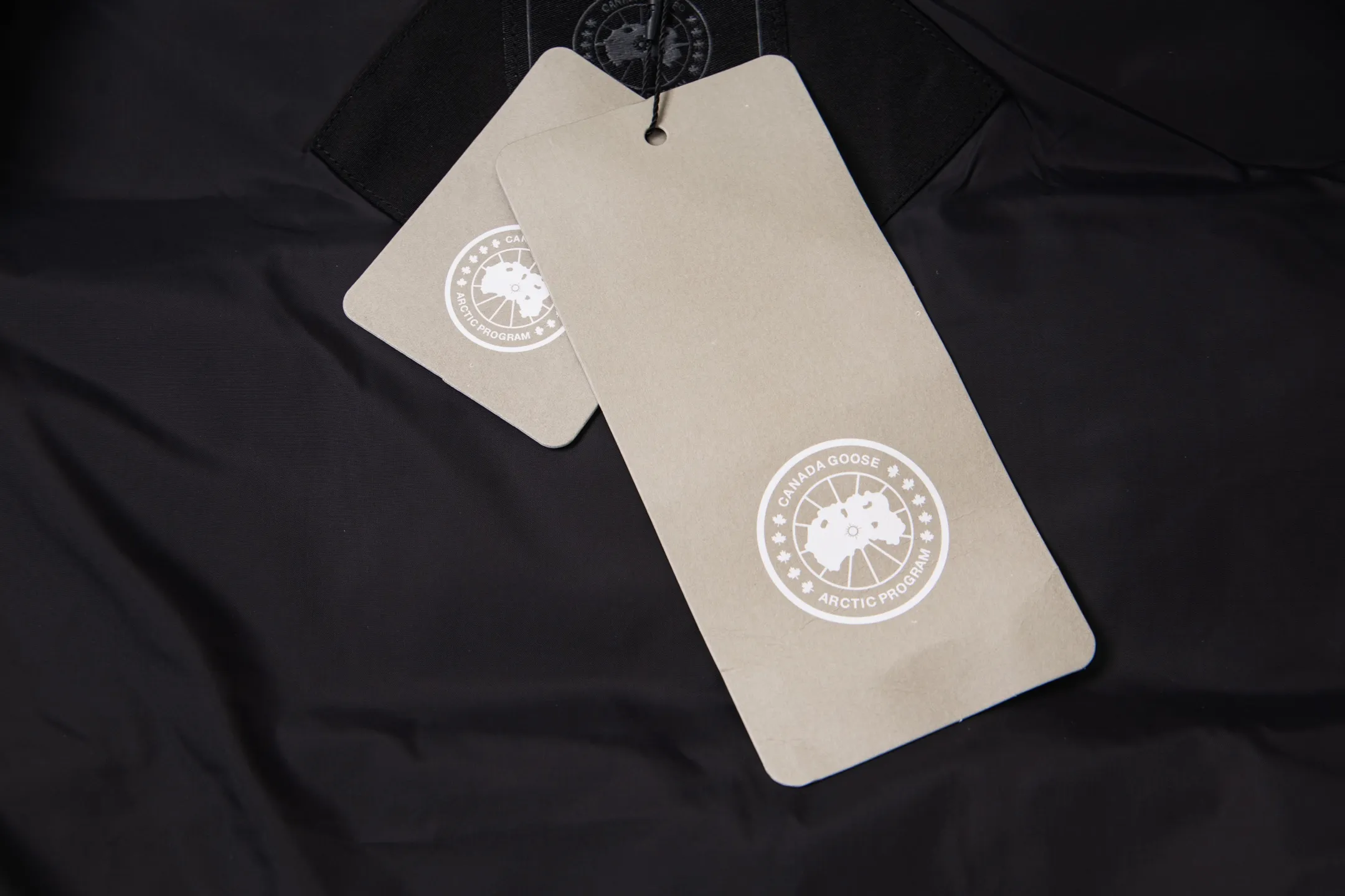 P360 Canada Goose/Canada Goose #Freestyle Crew 4154M Men’s and Women’s Vest Down# ➖ Imported Behringer embroidery machine with customized 10,000-needle embroidery logo! ➖ Imported 21-count polyester-cotton blended original fabric, using Feather-Light 10D waterproof coating fabric, made of 84.5% polyester fiber and 15.5% cotton, 100% the best feel in the entire network! ➖ The genuine official website uses the national standard 80 white duck down, and will never be misled by false claims such as 90 down or goose down! ➖ 100% nylon nylon lining with double double-layer sealing design to prevent velvet from running away. Top-grade polar fleece is used in the collar and pockets to keep warm and comfortable! ➖ Yoshida YKK provides original custom-made electroplated sliders. YKK two-way lockable zippers are tight and smooth and will not peel off paint! ➖ 3M composite original Velcro is durable, and all accessories and hardware are disassembled and customized! ⛔No slander, no exaggeration, no need for too much copywriting, because it is focused, it is professional!  SIZE: XS S M L XL XXL